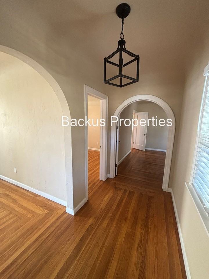222 Oak St - Photo 3 of 34