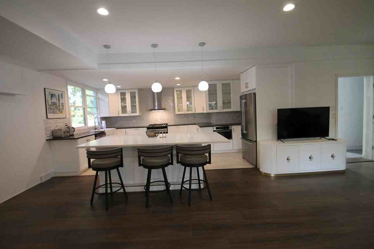 421 Lakeside Dr - Photo 2 of 18