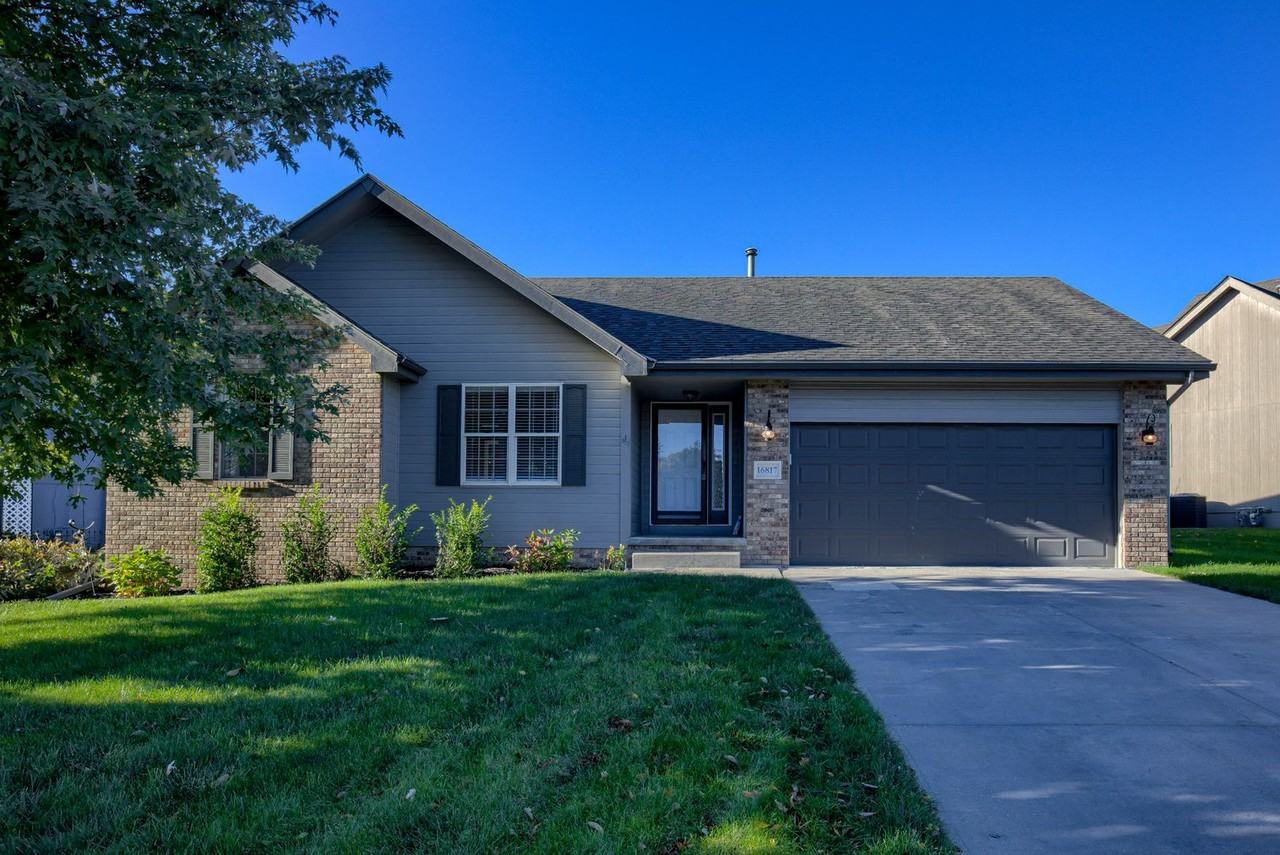 16817 Pierce St - Photo 3 of 24