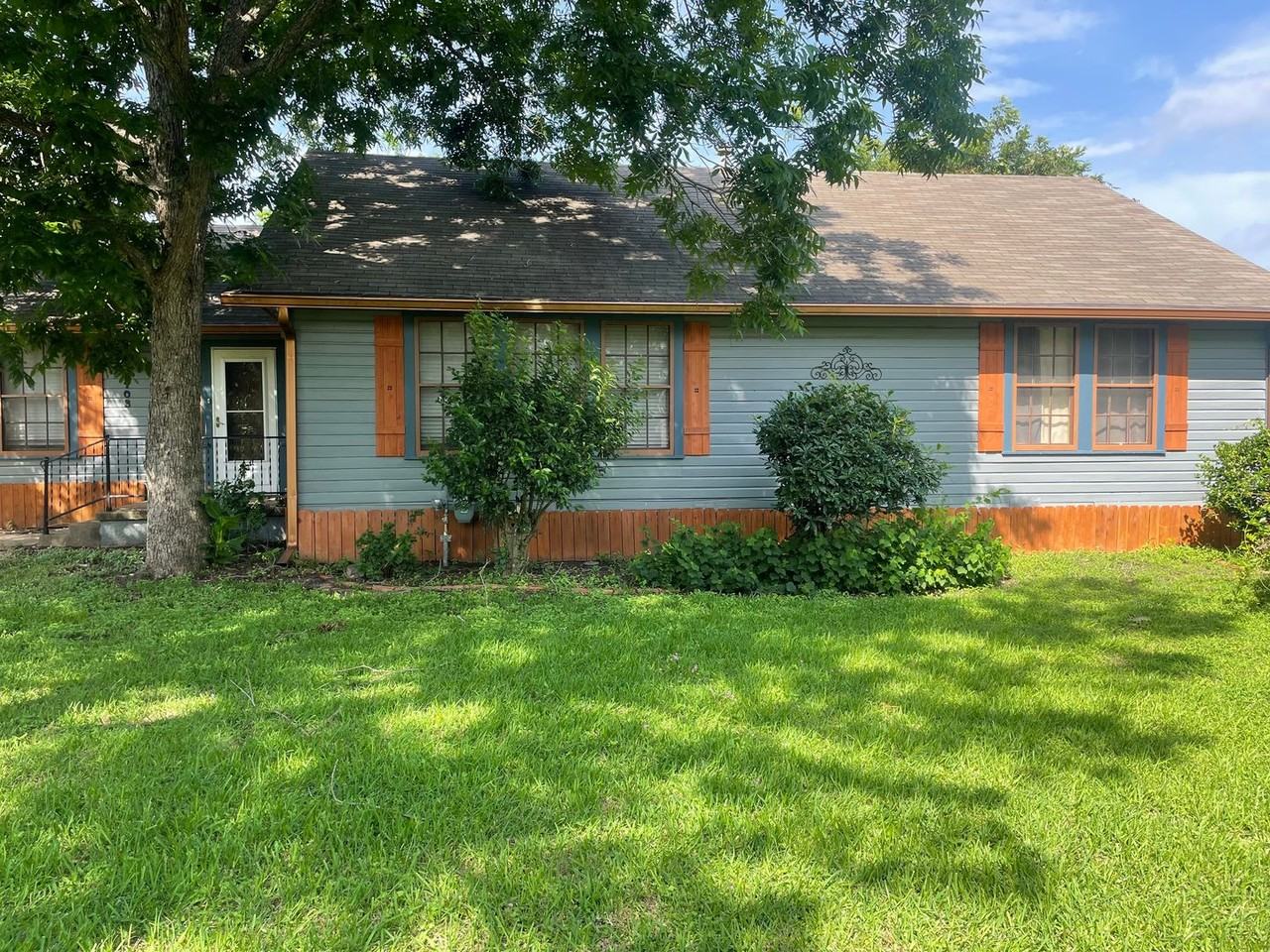 103 S Strauss Dr - Photo 2 of 2