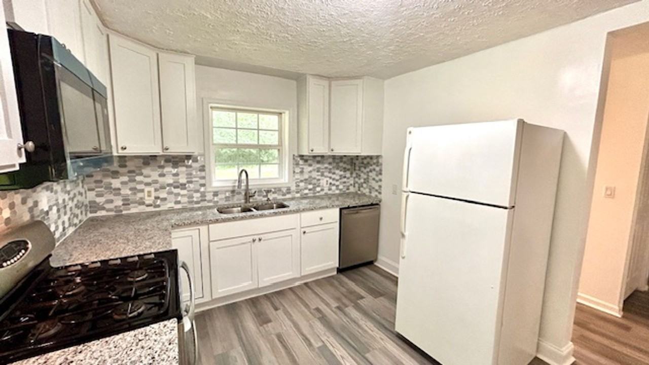 135 Haywood Valley Rd - Photo 4 of 12