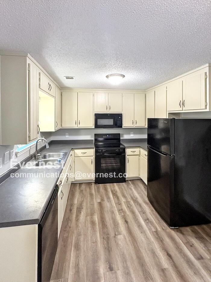 204 Sherwood Loop - Photo 2 of 18