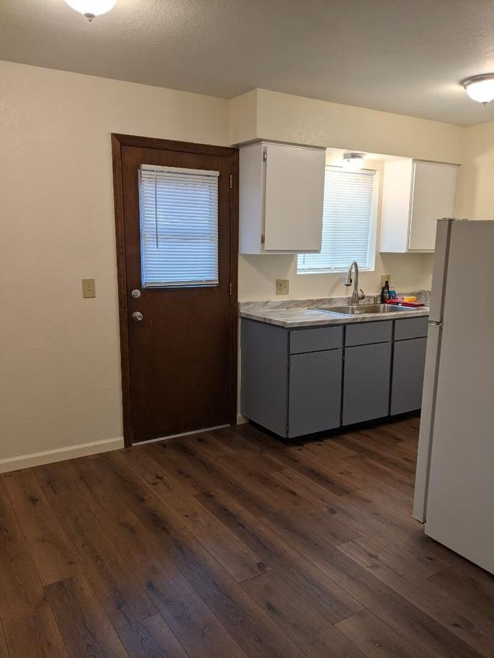 321 N Park St - Photo 3 of 10