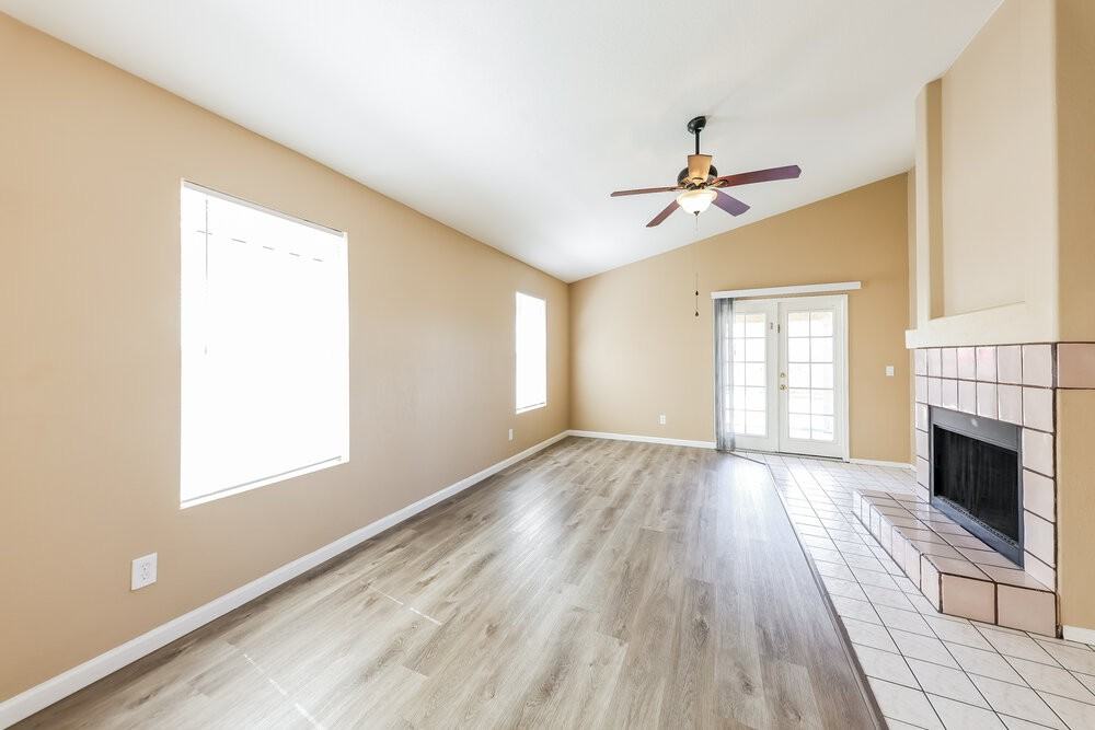 8015 W Laurel Ln - Photo 4 of 17