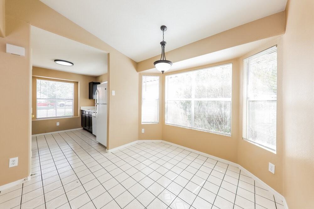 8015 W Laurel Ln - Photo 6 of 17