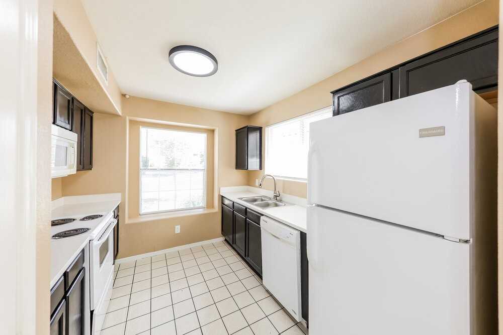 8015 W Laurel Ln - Photo 7 of 17