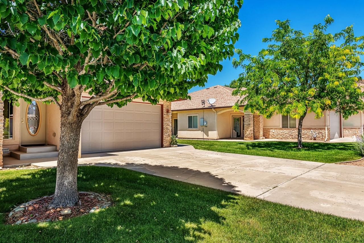 830 Montclair Dr - Photo 2 of 37