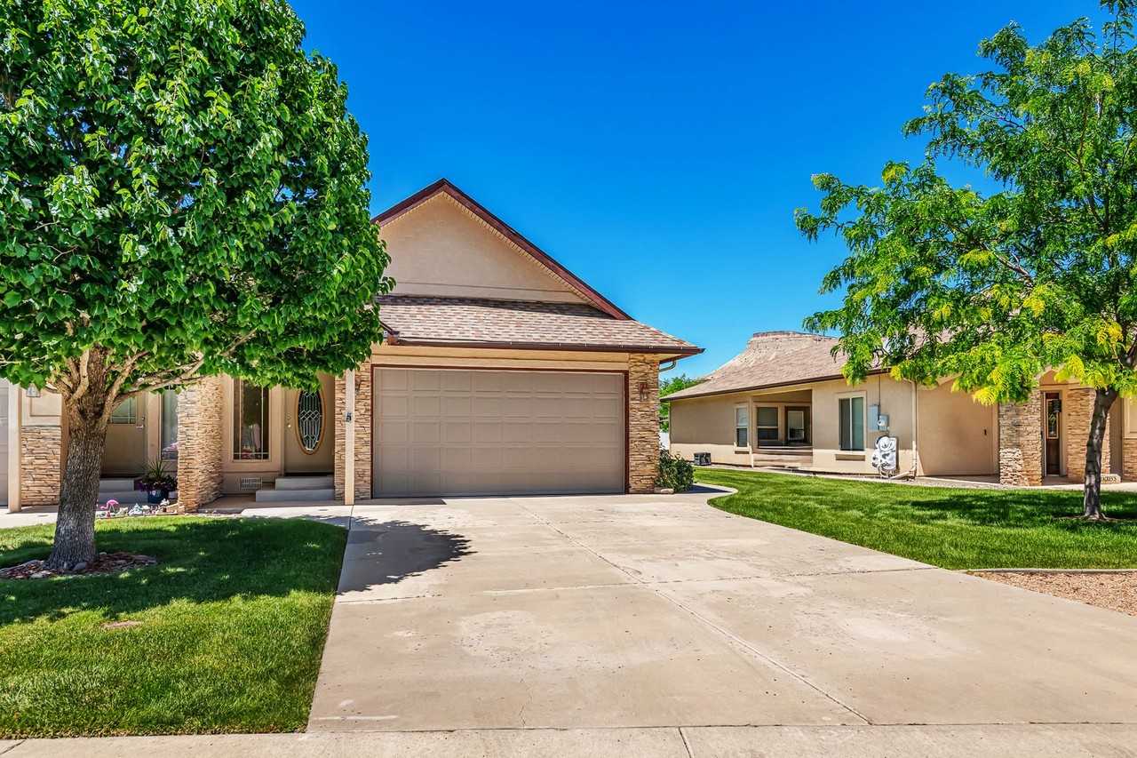 830 Montclair Dr - Photo 3 of 37