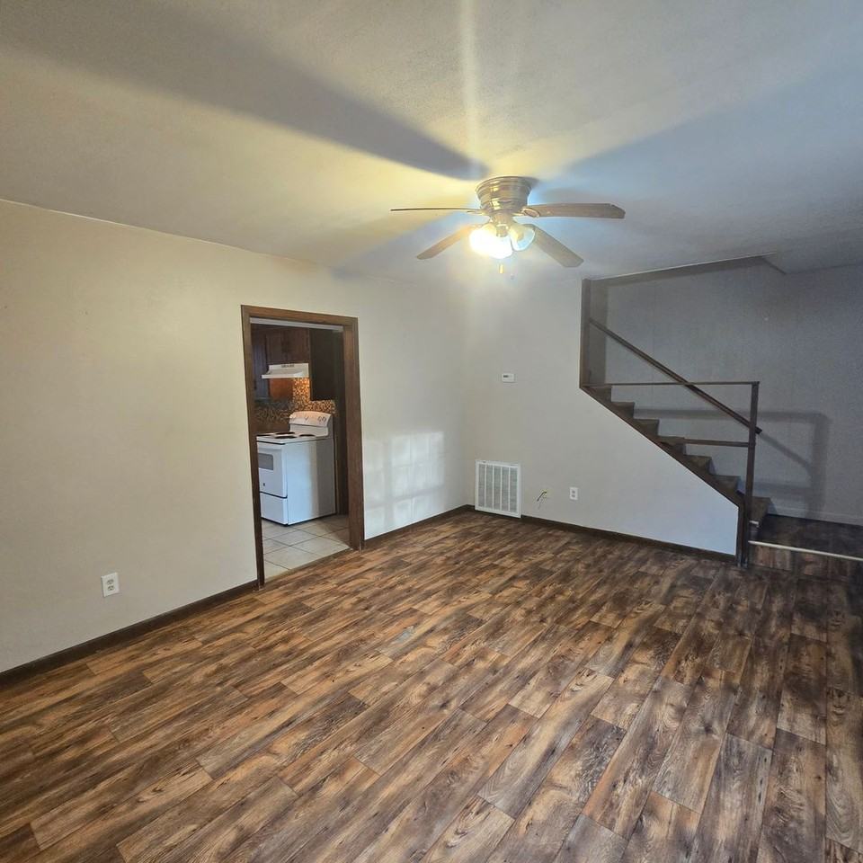 885 23rd St - Photo 3 of 15