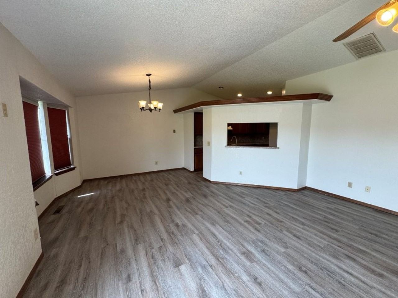 8401 Woodhue Dr - Photo 4 of 15