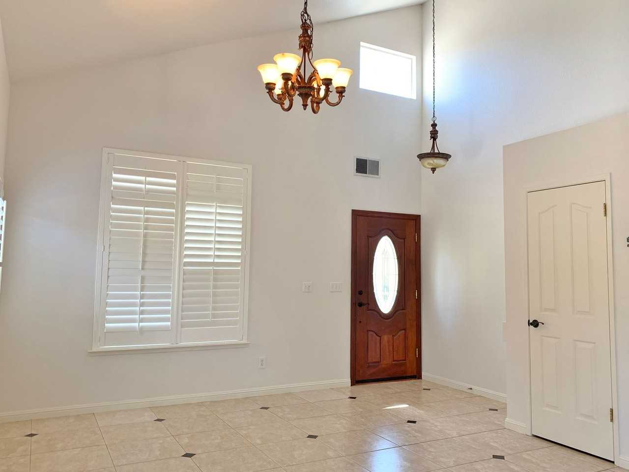 1060 Hemlock Ct - Photo 3 of 33