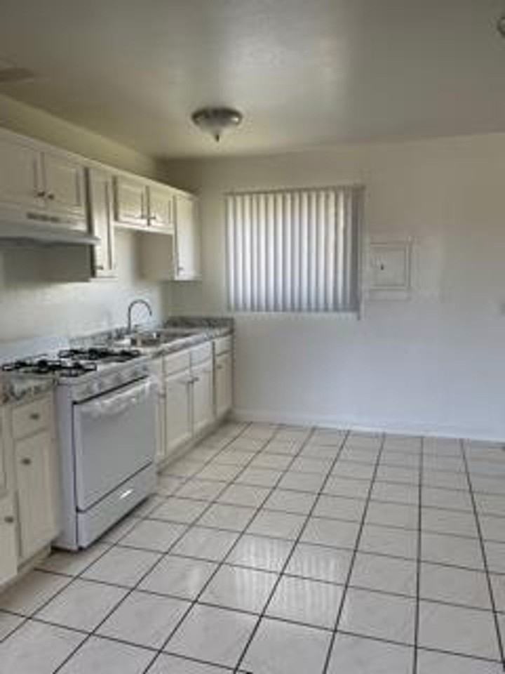 1687B - Photo 3 of 9