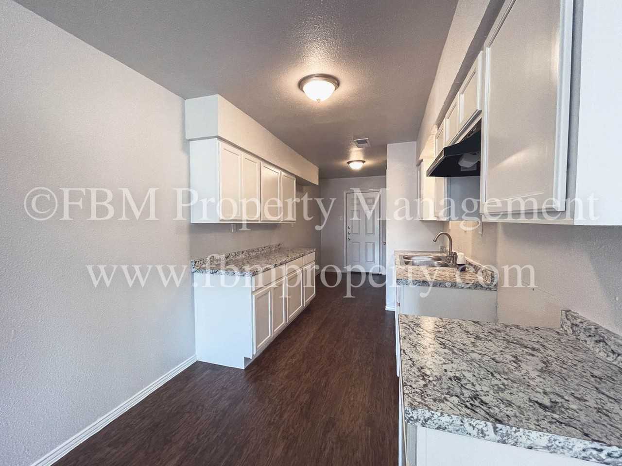 1603 S Hall St #B - Photo 4 of 10