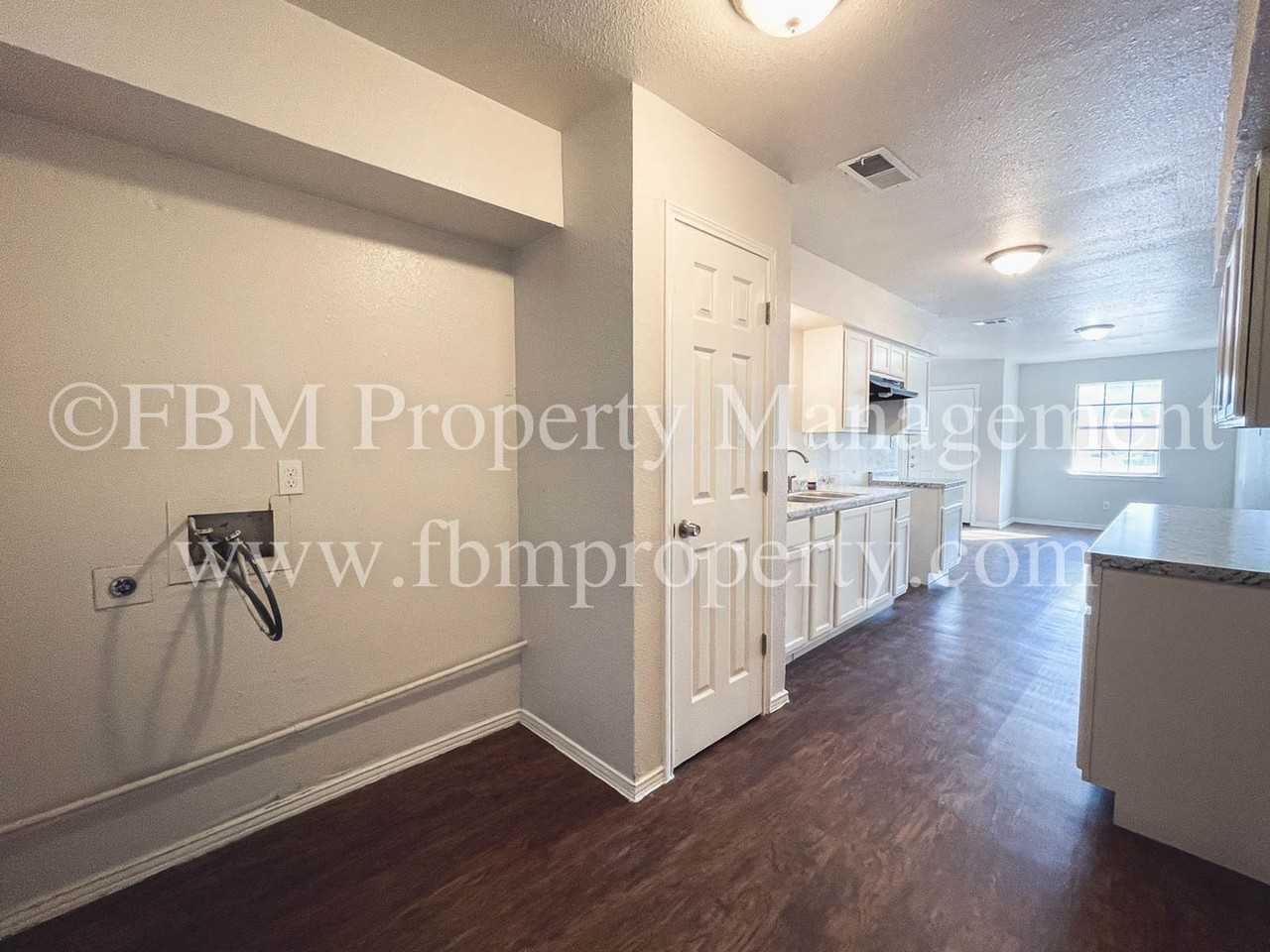 1603 S Hall St #B - Photo 5 of 10