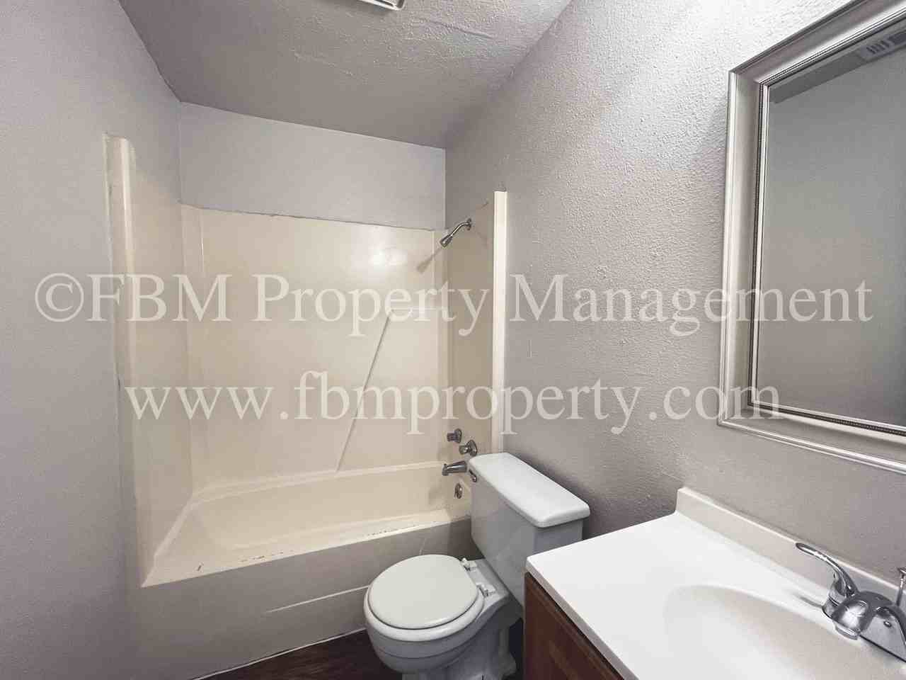 1603 S Hall St #B - Photo 6 of 10