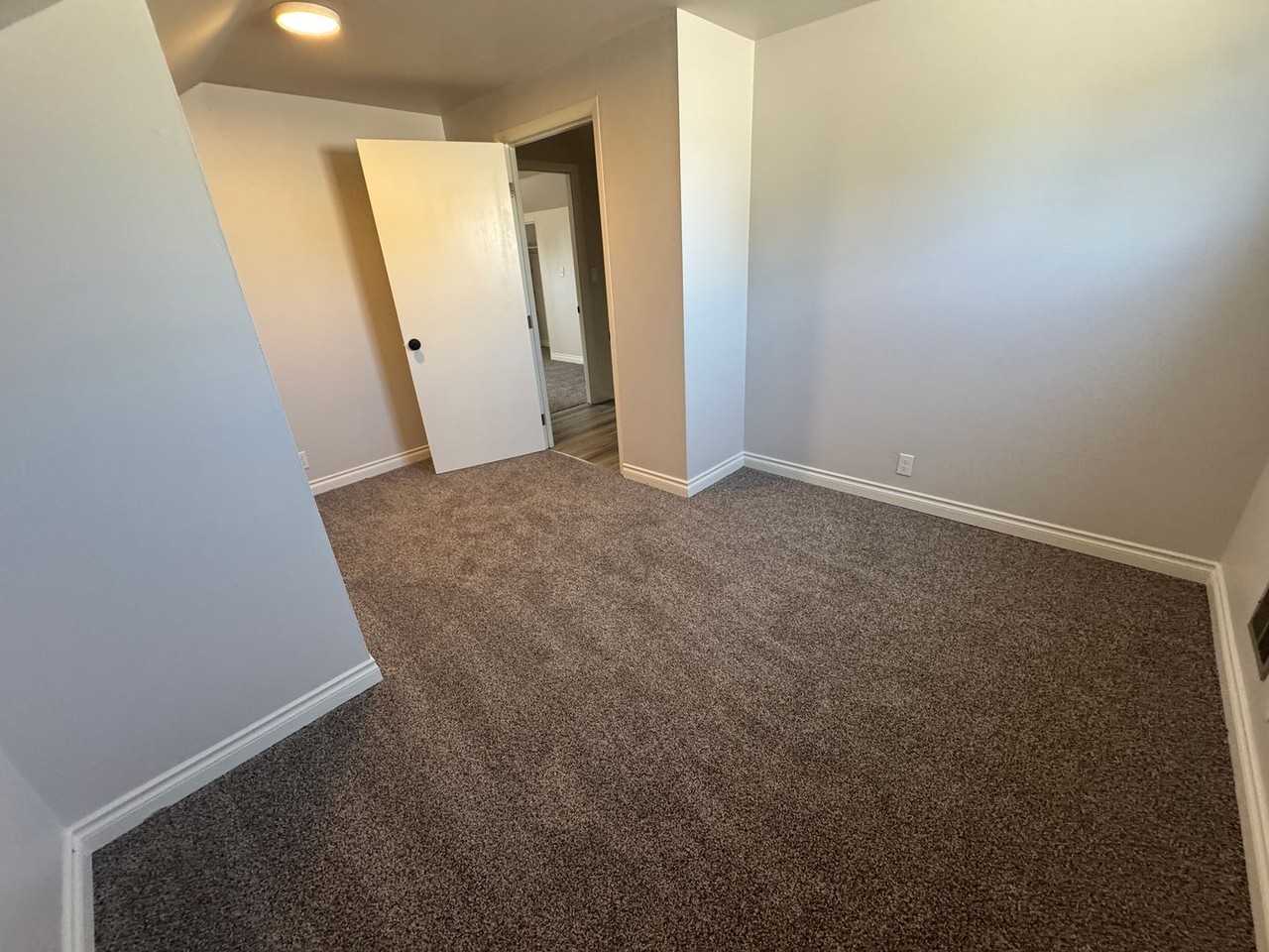 1325 Sw Western Blvd - Photo 7 of 11