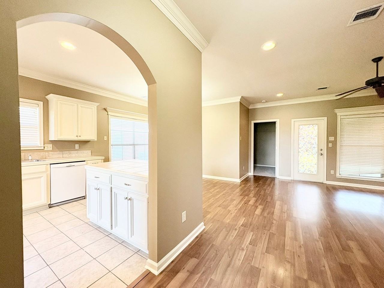 121 Troubadore Dr - Photo 4 of 25