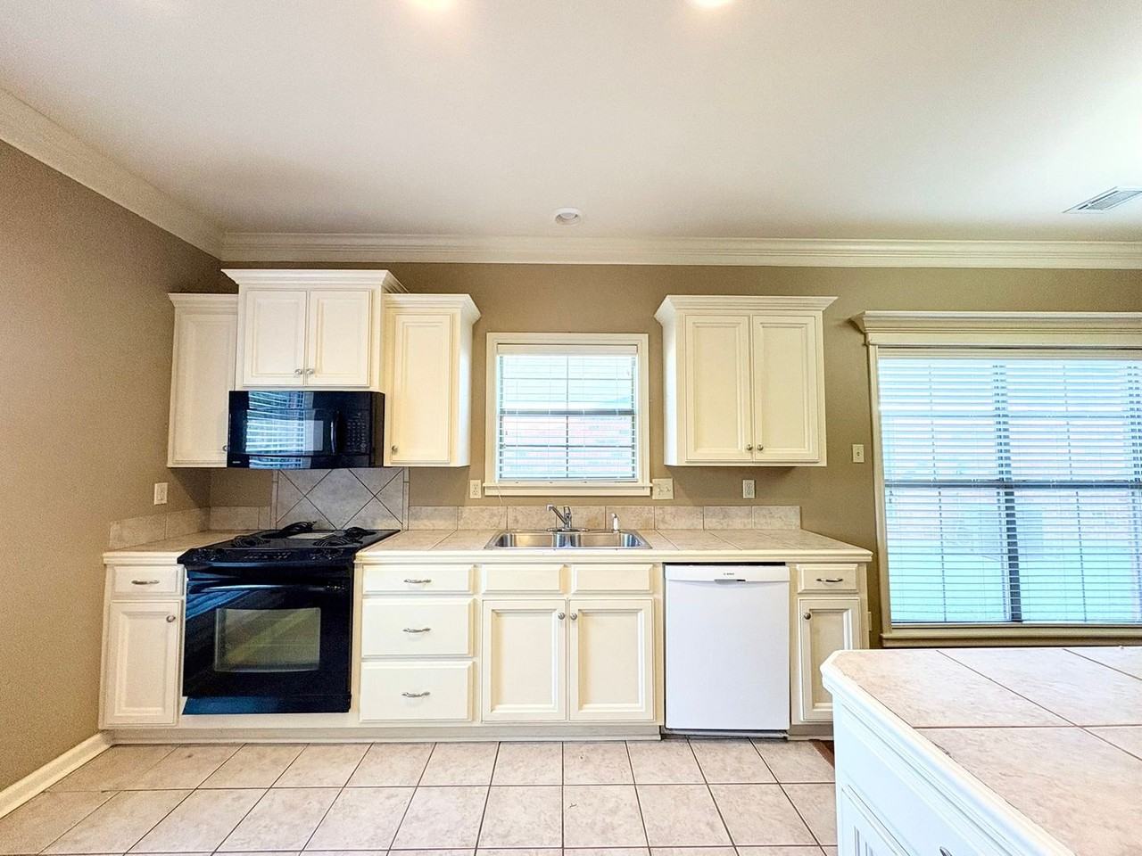 121 Troubadore Dr - Photo 5 of 25
