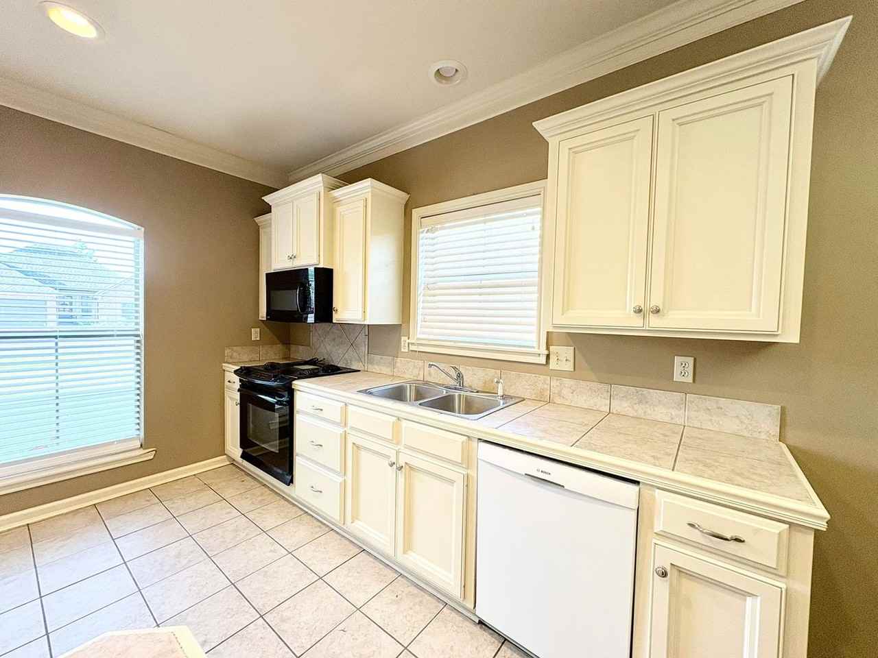 121 Troubadore Dr - Photo 6 of 25