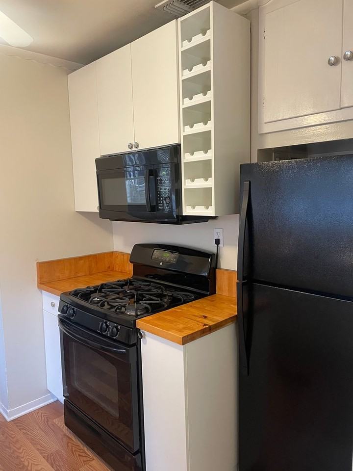 557 40th St - Photo 6 of 14