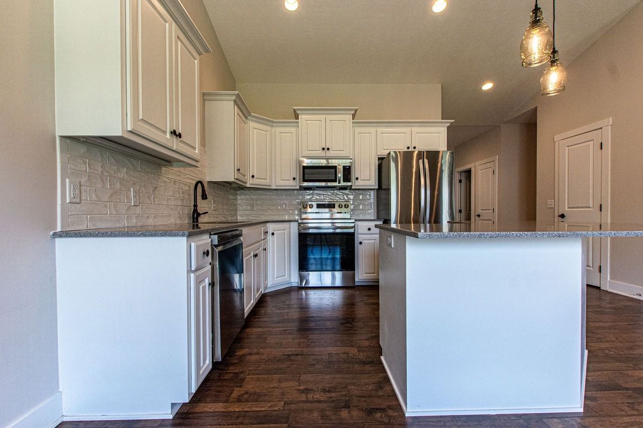 2712 Viking Cir - Photo 2 of 27