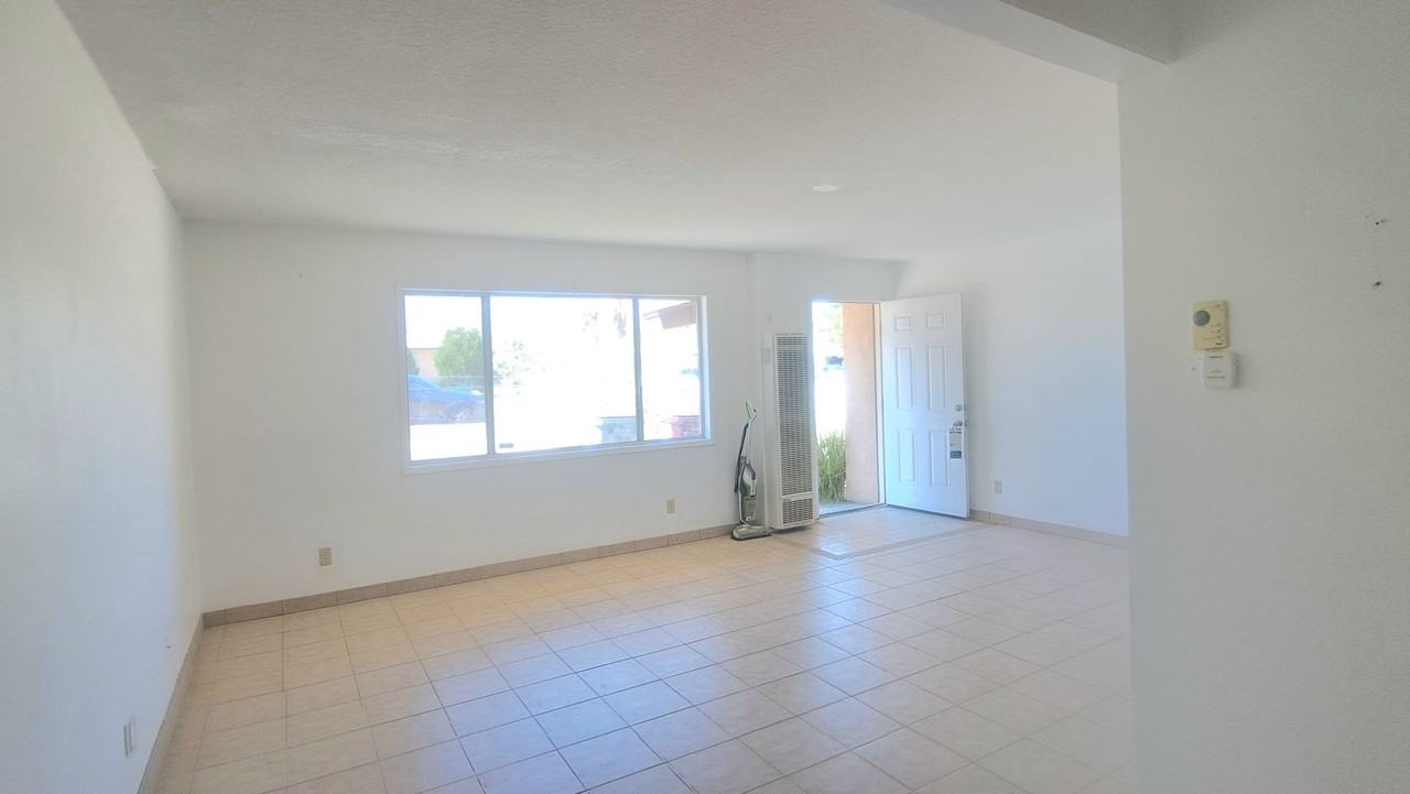72204 Sun Valley Dr - Photo 2 of 15