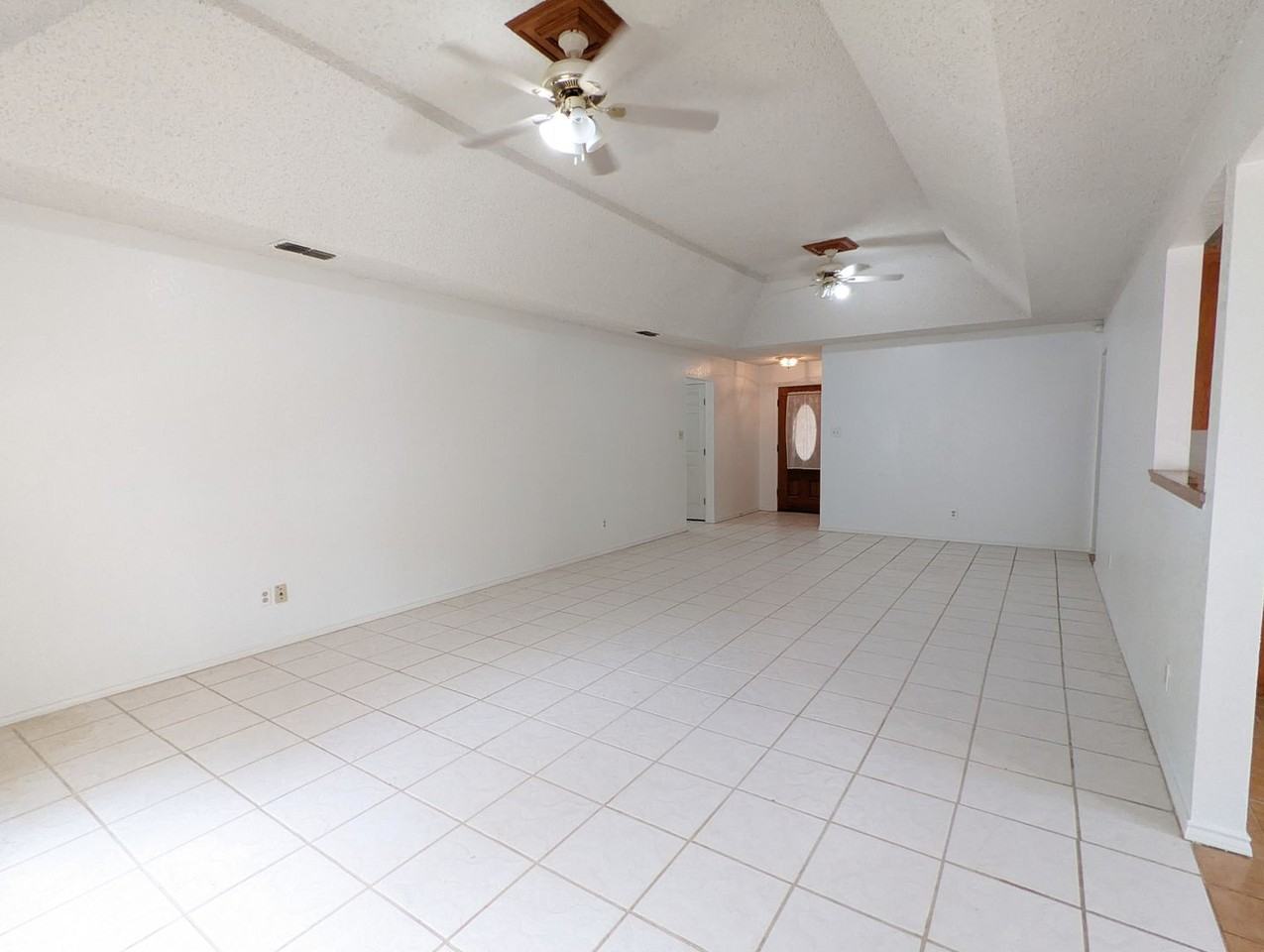 2913 Lakewood - Photo 2 of 15