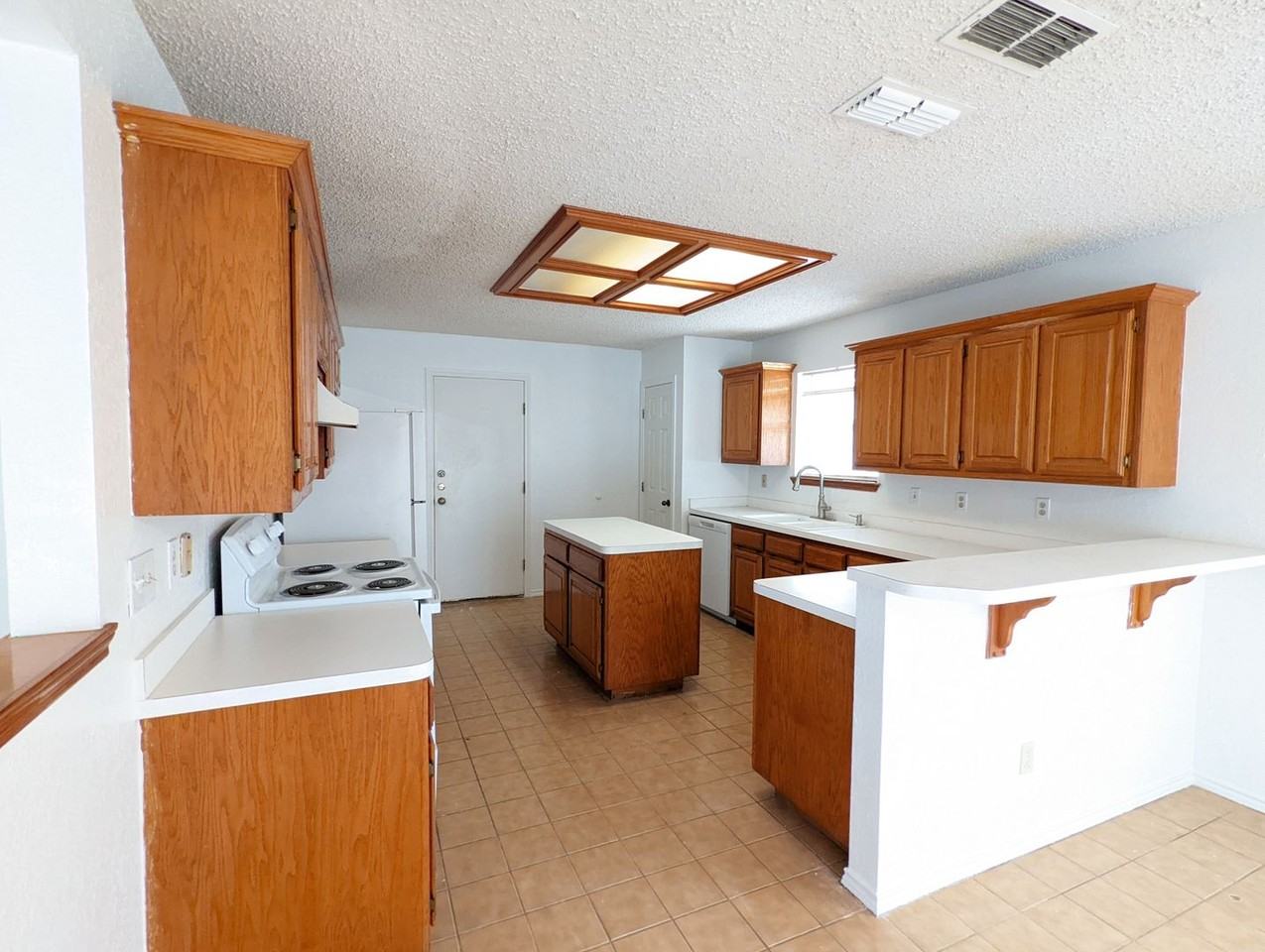 2913 Lakewood - Photo 3 of 15