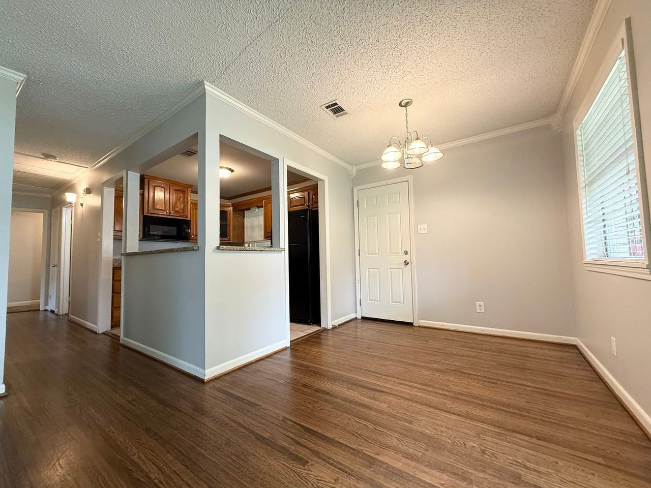 9115 Oak Grove Ln - Photo 3 of 24