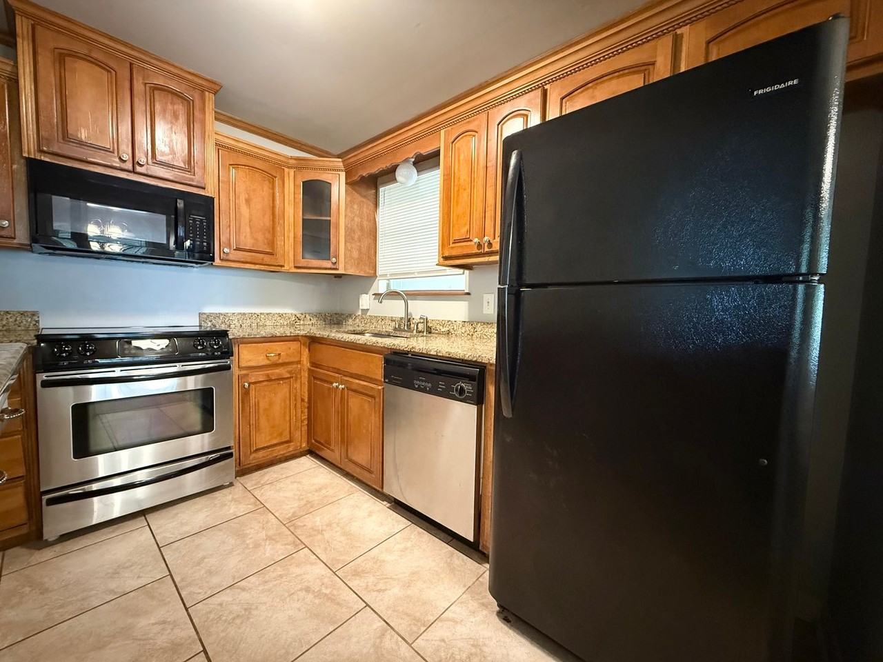 9115 Oak Grove Ln - Photo 5 of 24