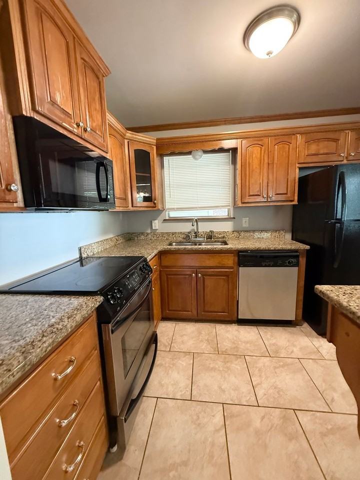 9115 Oak Grove Ln - Photo 6 of 24