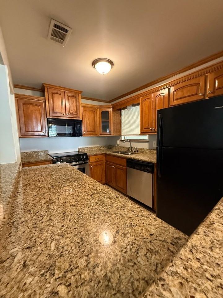 9115 Oak Grove Ln - Photo 7 of 24