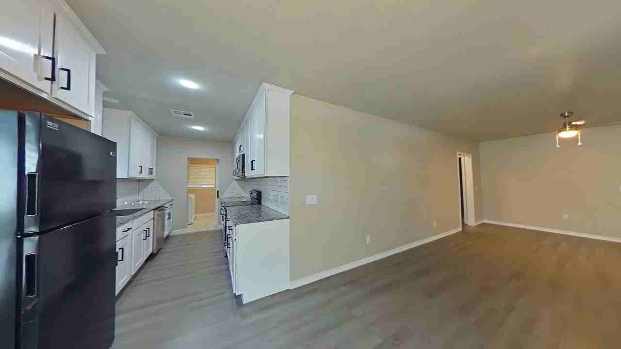 1720 Nw Cherry Ave - Photo 2 of 16