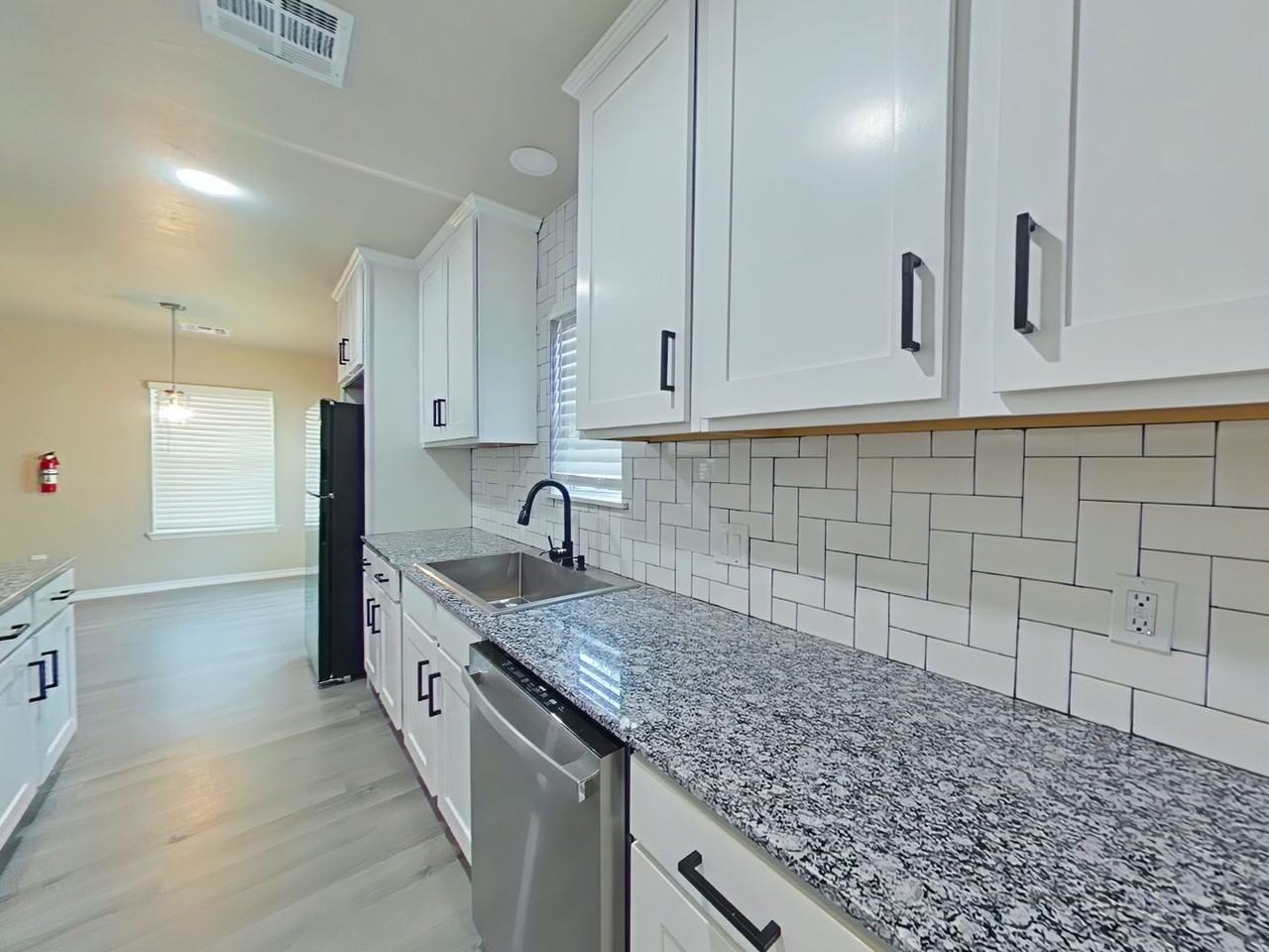 1720 Nw Cherry Ave - Photo 4 of 16
