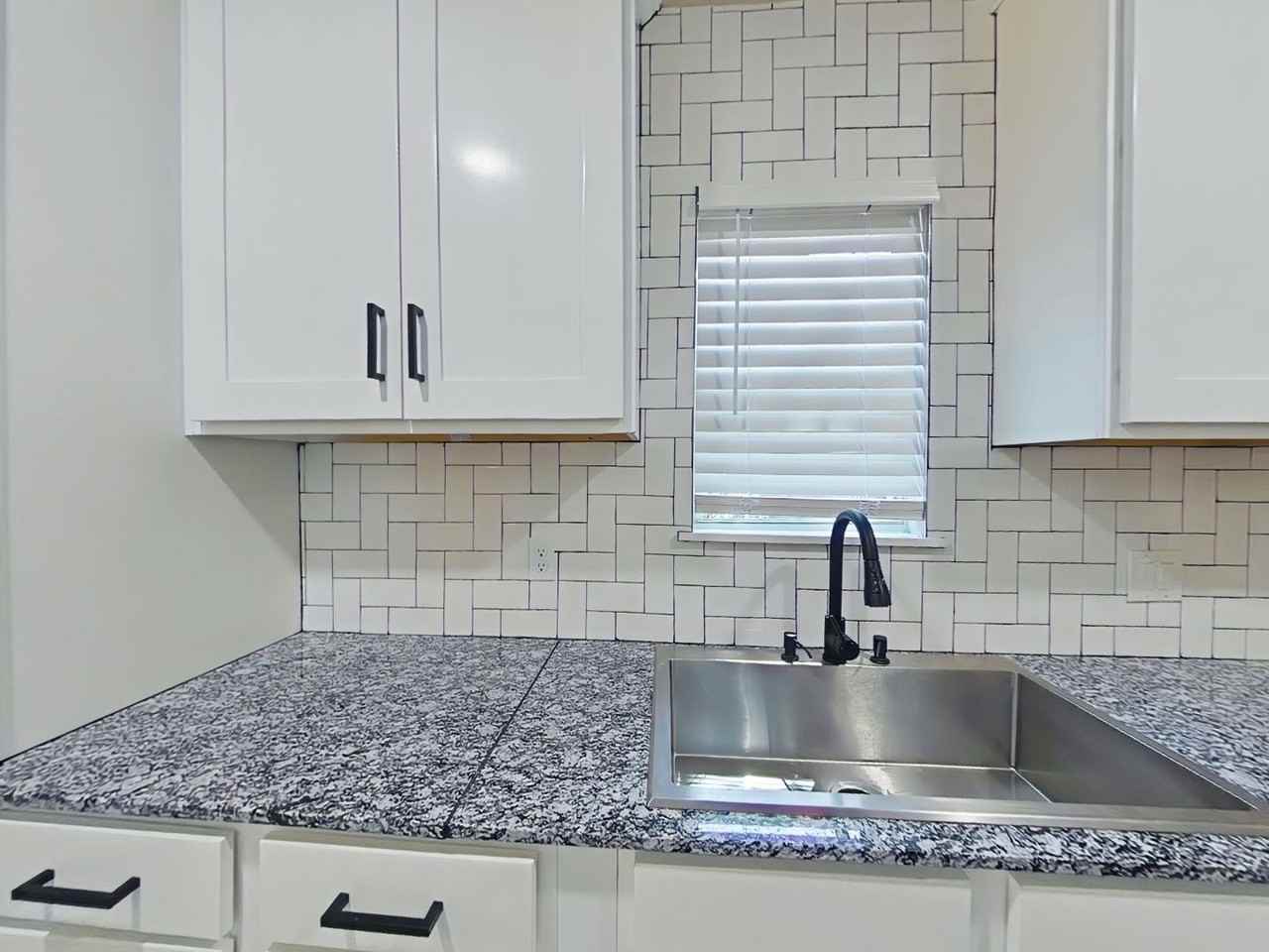 1720 Nw Cherry Ave - Photo 5 of 16