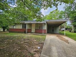 featured image of 1615 Beverly Ave