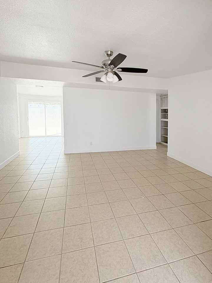 1405 W Princess Jeanne Dr - Photo 2 of 11
