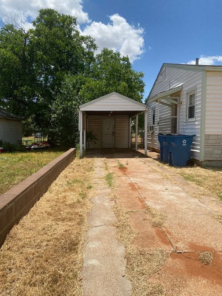 710 E Arkansas Ave - Photo 2 of 10