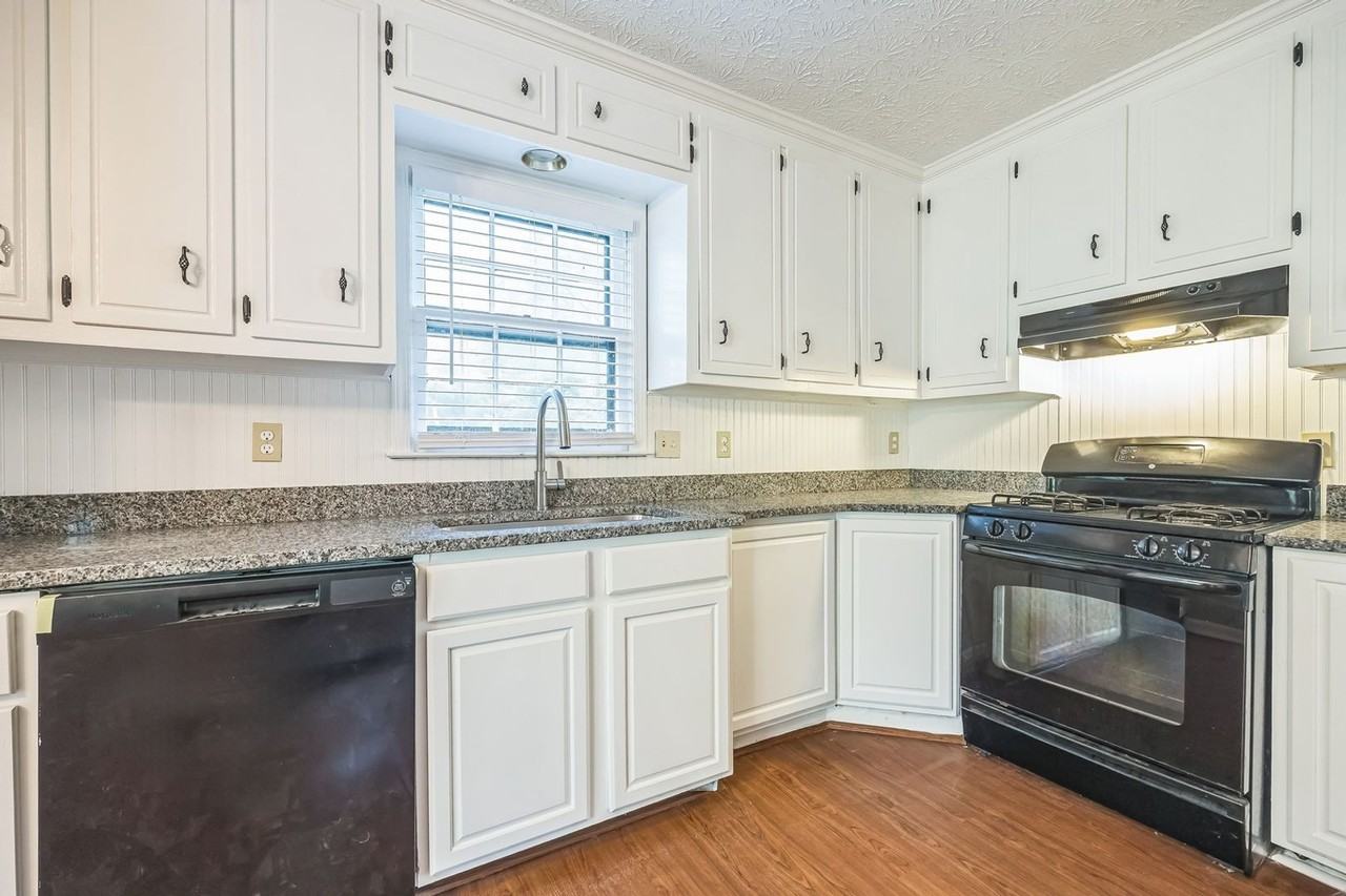 240 Brandenburgh Cir - Photo 7 of 30