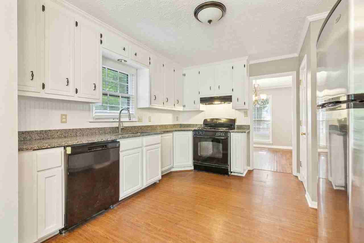 240 Brandenburgh Cir - Photo 5 of 30