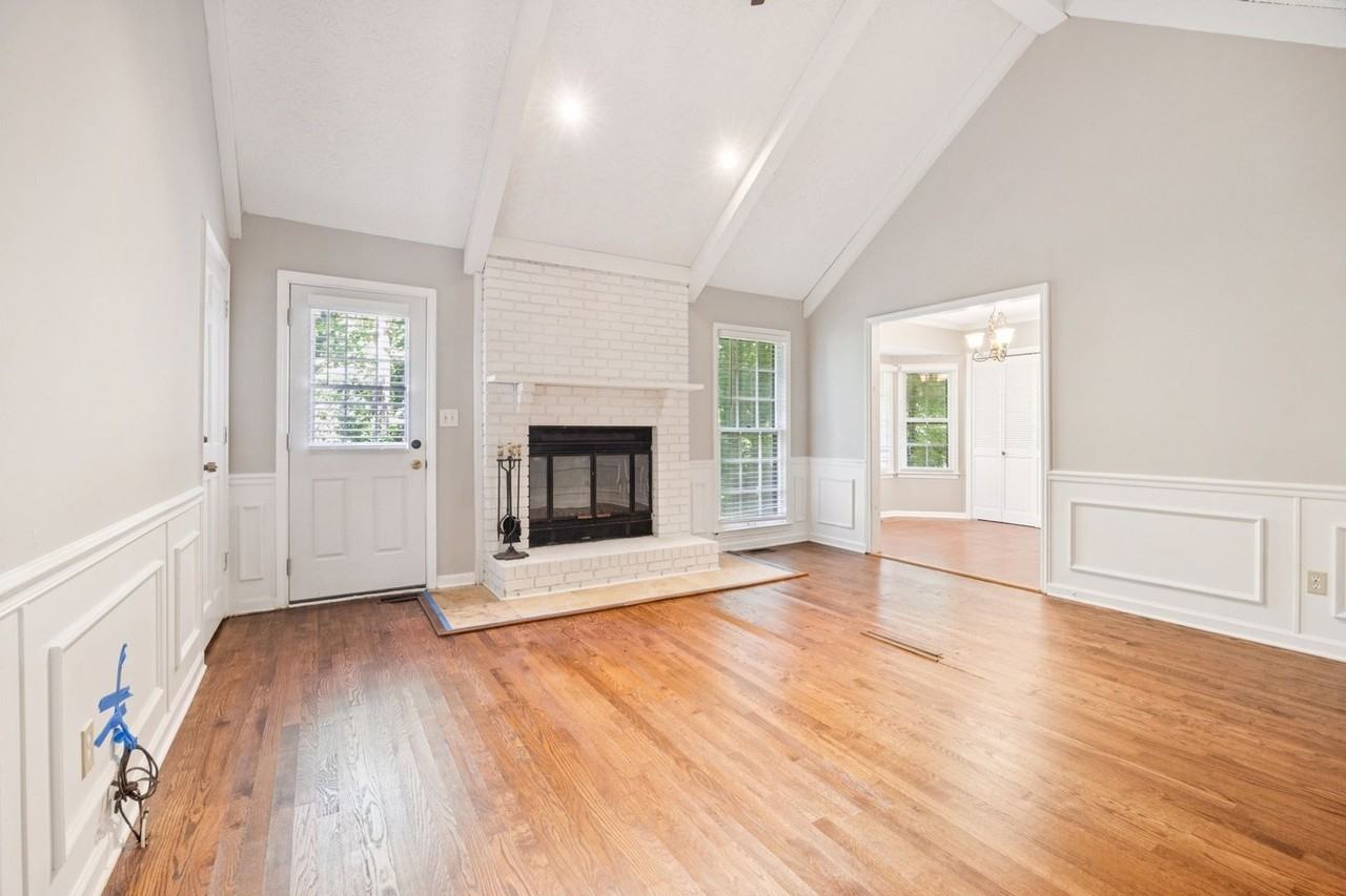 240 Brandenburgh Cir - Photo 4 of 31