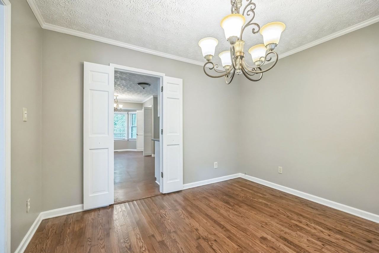 240 Brandenburgh Cir - Photo 7 of 31
