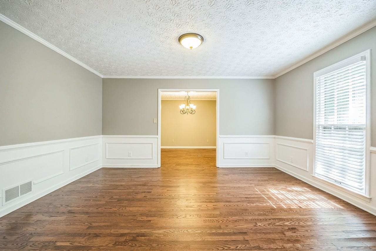 240 Brandenburgh Cir - Photo 4 of 30
