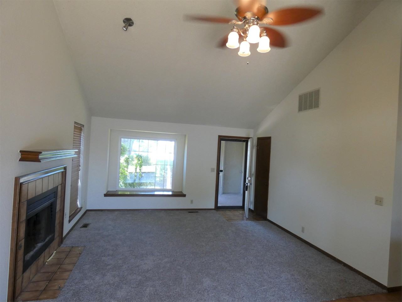 12132 N Dewey Ave - Photo 2 of 11