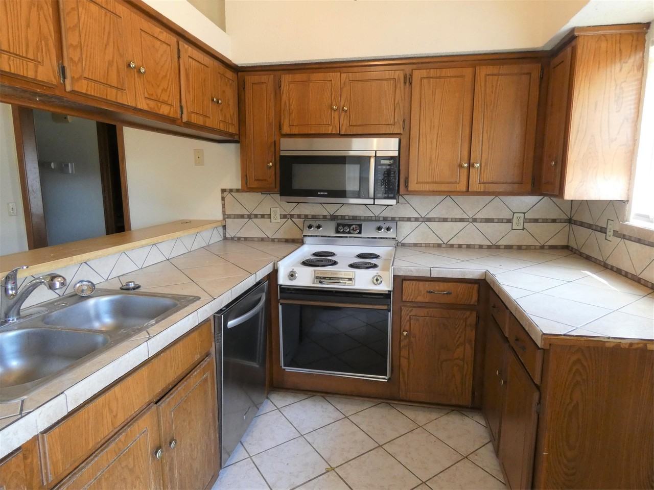 12132 N Dewey Ave - Photo 3 of 11