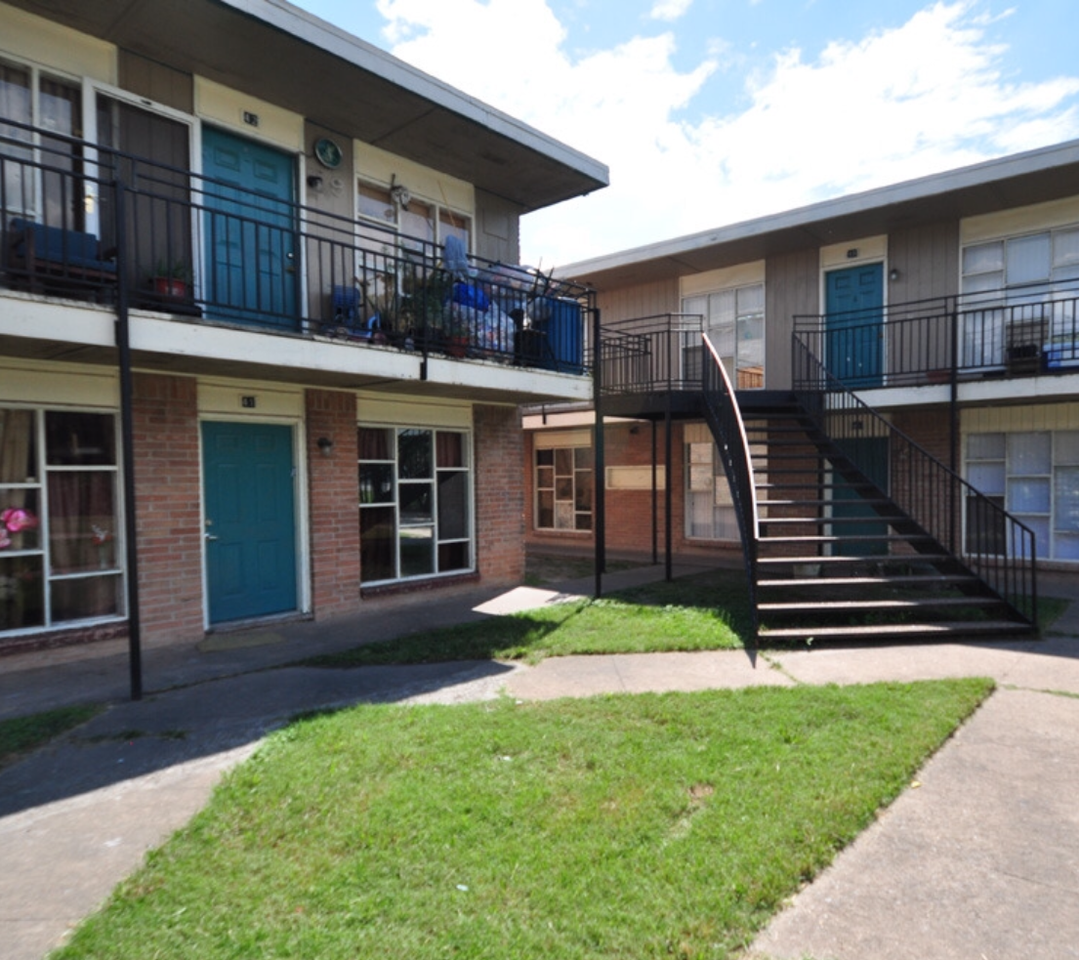 8445 Winkler Dr - Photo 2 of 4