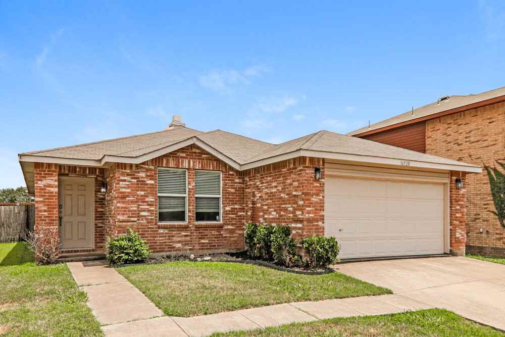 16528 Woodside Dr - Photo 3 of 16