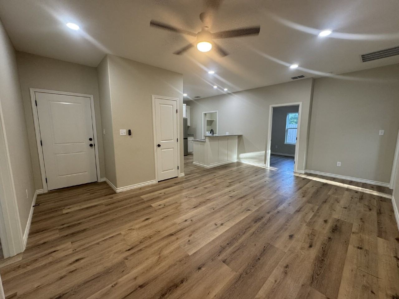 1431 W Ash St #101 - Photo 4 of 18