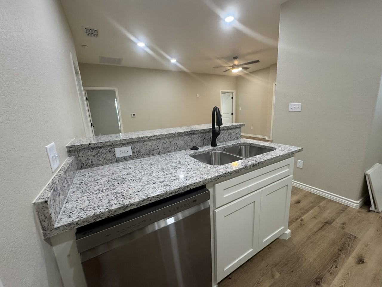 1431 W Ash St #101 - Photo 7 of 18