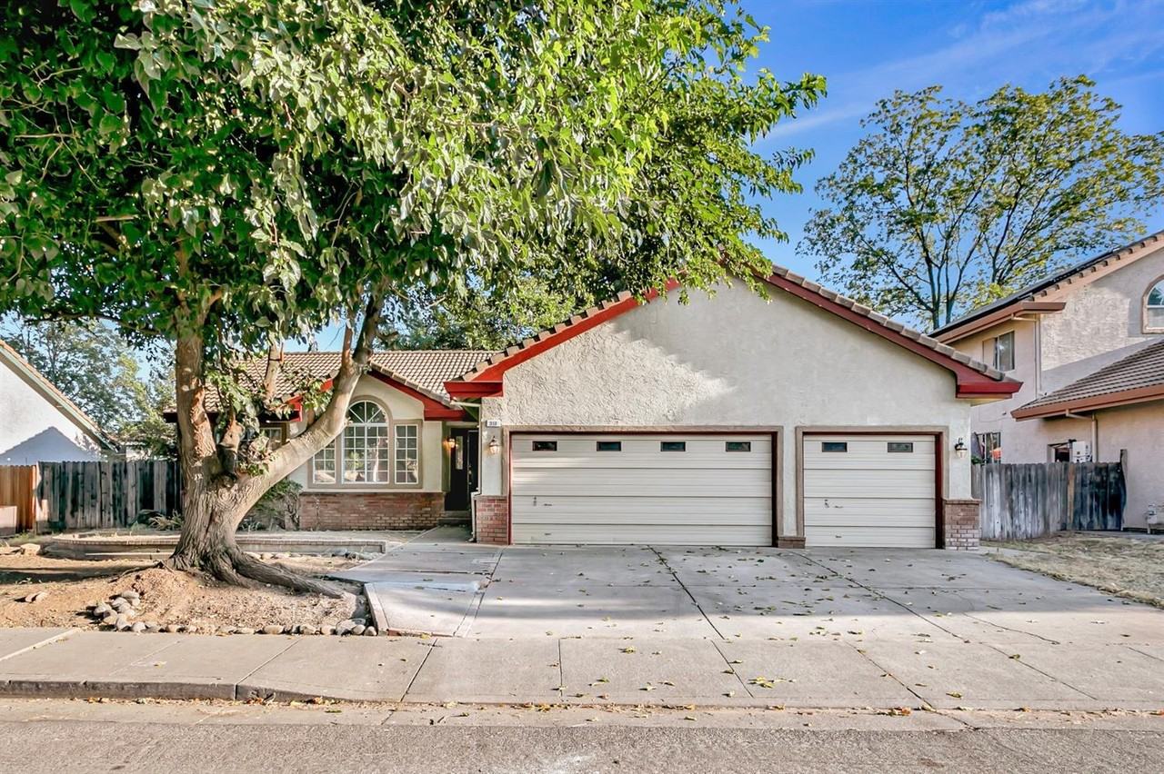 318 Village Cir - Photo 2 of 35